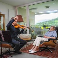Musiker:innen spielen bei Menschen mit Pflegebedarf